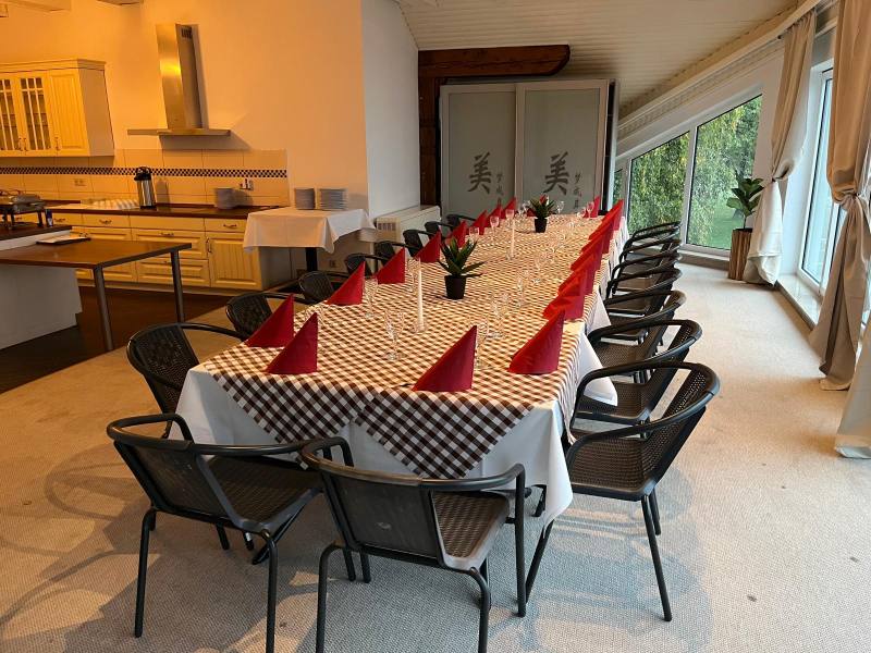 Banquet table in the lakeside room