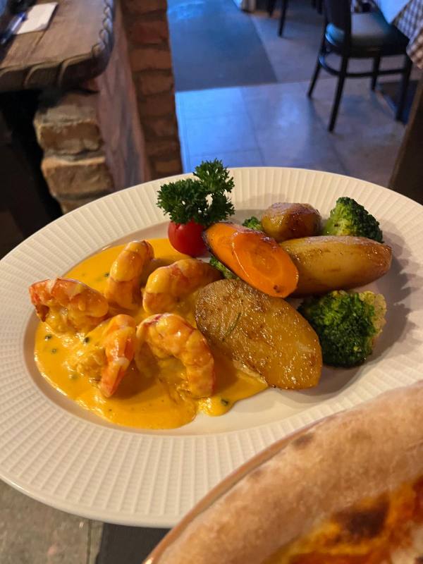 Scampi in sauce with vegetables