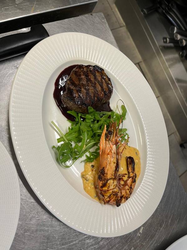 Steak with king prawn and rocket