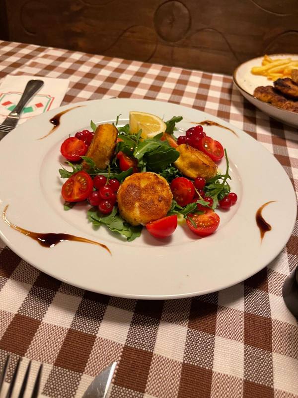 Colourful salad with tomatoes